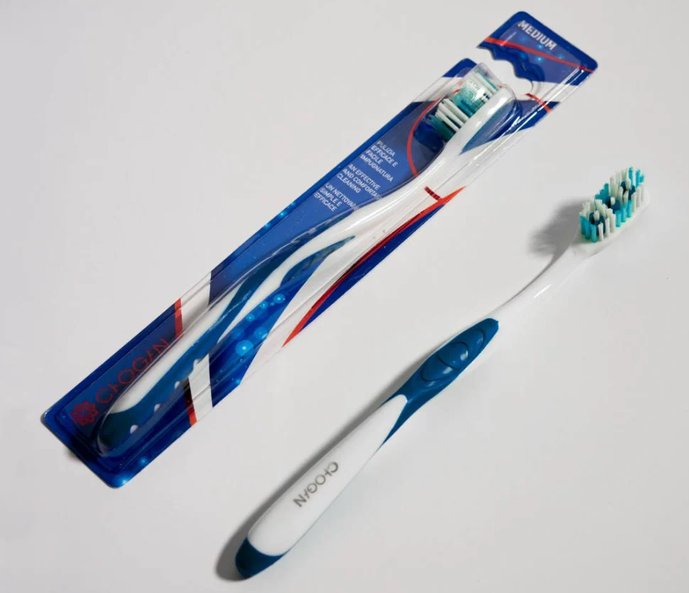 BROSSE Ă DENTS -SOIES MOYENNES (BLEU-BLANC) CHOGAN